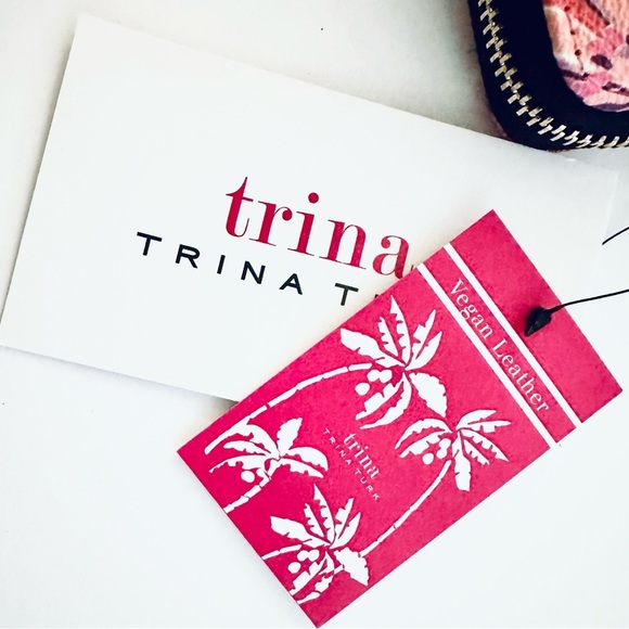 NWT Trina Turk Sea Anemone Multicolor Zip Around Wallet NEW IN GIFT BOX 🎁 - Picture 7 of 9